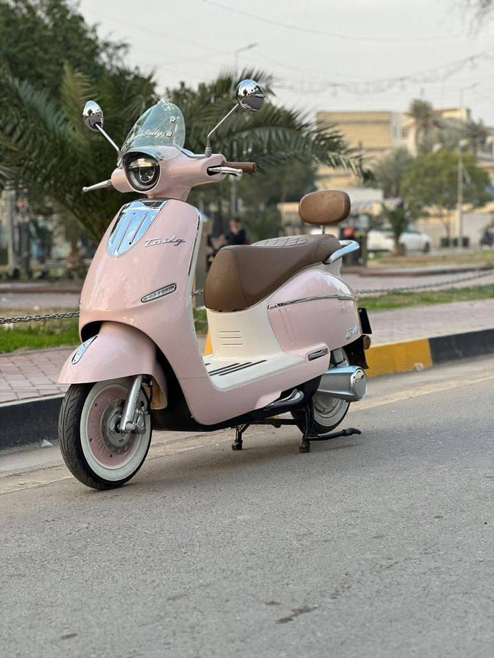 سلام عليكم شباب دراجه شحن كلاسك من شركه تايلج  العالميه دراجه زيرو زيرو مماشيه غير 10 ايامً فقط لا غير دراجه زيرو بعدها  ع حاله وكاله كتلوك بيها وصل معرض موجود ابسمي .  تجي شاحنه بل كارتونه دواسه بعدني ممستخدمها 

بيها مواصفات كلش حلوه وتخبل 

الموديل2026 
النوع الوحش كلاسك من شركه تايلج العالميه
بطاريات 6 دبل
التحويلات 1.2.3
الرجوع الخلف R
دبل إشاره 
لايتات  زنوزن قويه جدا 
اشاير رباعيه 
كل شحنه تمشيك فوك60 كيلو 
دسكات امامي وخلفيه
تشتغل عن طريقه البصمه 
تشغيل عن بعد 
جهاز إنذار السرقه 
أطارت جوبلس  
كشن vib
لونها كلش حلو ومميز 
دراجه بل واقع احله من صور 
بصمات 2  بيها معا سويجات خفيه
شاشه اكترونيه تعرض إلك كل عطل يصير 
بيها نضام USB
بيها ABS
شاحنه ذات شحن سريع واليقاف ذاتي عند متلاء 

اي استفسار اتصال

***********
***********

العنوان الكوت
