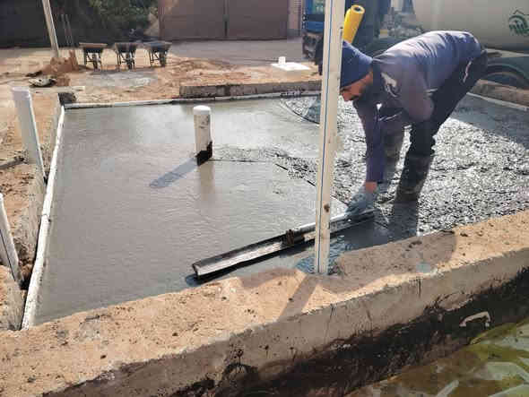 باشرت كوادر مكتب بابل الهندسي اليوم في منطقة البوبيات في محافظة كربلاء المقدسة بأعمال صبّ الأرضيّة بسُمك 10 سم وفق المواصفات الفنية والهندسية.
باشراف الاستشاري المهندس وسام السلطاني
✔️ حدل التربة بثلاث طبقات وبثلاث مراحل حدل متتالية للحصول على أفضل قوة تحمل.
✔️ تصفير التربة بواسطة جهاز الليفِل (Level) لضمان دقّة المناسيب قبل البدء بالأعمال.
✔️ فرش نايلون عازل للرطوبة لحماية الأساسات وزيادة عمر المنظومة الإنشائية.
✔️ الصبّ تم حسب الوزن والمواصفات القياسية مع متابعة وإشراف هندسي مباشر.

مكتب بابل الهندسي – الإسكندرية /شارع المحكمة /قرب المجسر الجديد
✅ نشتغل بدقّة… ونبني بثقة ✅
للتواصل
واتس اب / ***********
م احمد البدراني
