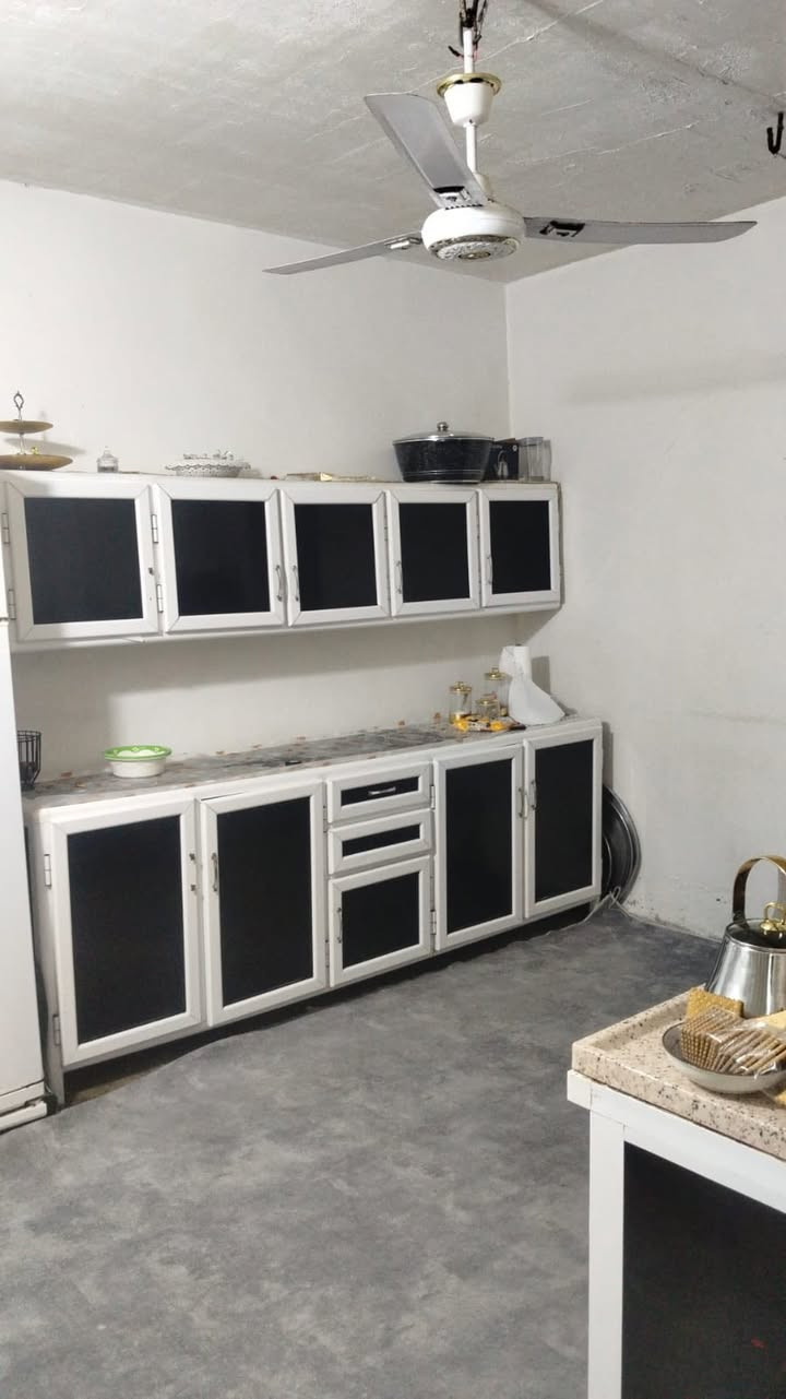 دار رقم للبيع ٢٠٠ م بناء وسط 
غرفتين نوم استقبال مطبخ حار وبارد وصحيات ودرج خارجي وكراج وحديقة 

كركوك 👍🏻 قادسية ثانية قريب من حديقة السلام ومدرسة زها حديد 
    السعر 📌  ٧٥ مليون 

للاستفسار ***********
