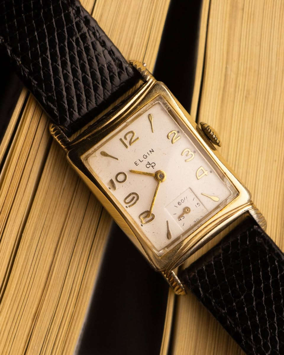 1940-1950 VINTAGE  𝔈𝔩𝔤𝔦𝔫 ART DECO AMERICAN
 WATCH USA .
من حقبه الأربعينات إلى حقبة الخمسينات من القرن العشرين تم إنتاج هذه التحفه الفريده من شركه إليجن العريقه بتصميم آرت ديكو مميز 
تناسب الذوق الرفيع لكلا الجنسين ومغلفه بالذهب عيار 10 قيراط 

🕓 تصميم آرت ديكو مميز بقطر يونيسيكس مناسب لكلا الجنسين 

🕓 ميناء بيضاء ( dail ) بأرقام كلاسيكيه مغلفه ذهب عيار 10k

🕓 عقارب ناعمه ذهبيه شكل (stik) مع سنتر ثواني منفصل على الرقم6

🕓 ماكنه نصب تكويك مستطيله 17 جوهره تعمل بنظام التعبئة اليدوية 

🕓  عيار الحركهUSA 673 من انتاج شركه إليجن مع ضبط وتعديل وضعيات 
الحركه (Adjusted) اي بمعنى الساعه من الإصدارات العاليه لهذه الشركه
🕓 الرقم المرجعي S 484984

🕓 سير جلد طبيعي أصلي اوربي مستبدل بلون اسود من براند كرستيان ديور
🕓 جميع القطع المتوفرة اصليه فنتج مع ضمان جوده الوقت
🕓لا نتعامل بالكوبي والمجدد 
🕓 خدمة التوصيل متوفره لجميع محافظات العراق 

 #carlowatch #ساعات_رجاليه
#vintagewatch #elgin #watch


**إذا كنت صاحب هذا الإعلان وتريد حذفه لأي سبب، رجاءا أرسل رسالة إلى الدعم الفني**