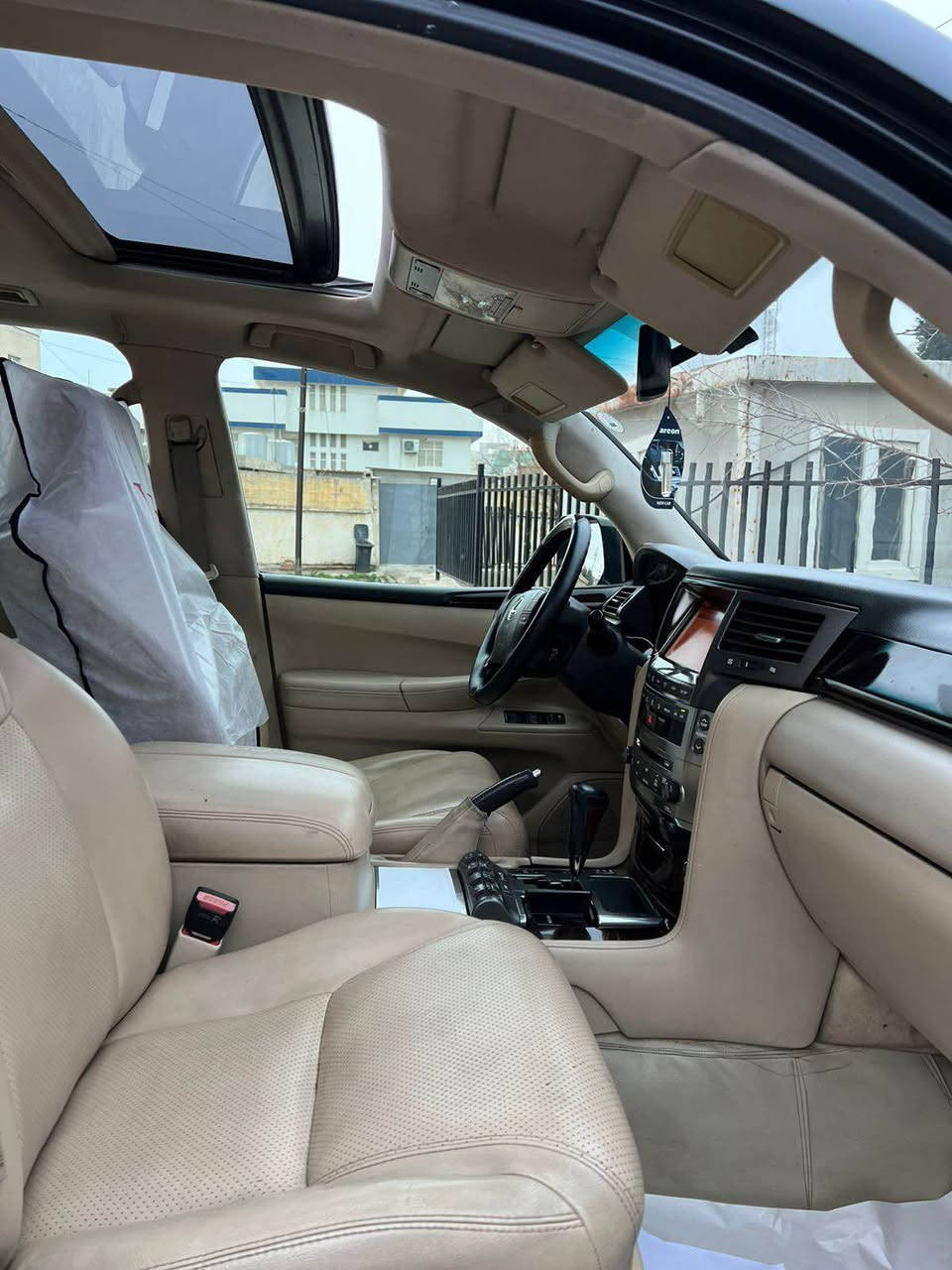 سلام عليكم ليكزس للبيع بدون مراوس
لیکزس  Lexus Lx570 
مودیل / 2010 محدث كامل الی 2015 
صفر شركة اربیل ، بصمتین بیلادی ، ٳید ثالث من الشركة 

مواصفات : فوول ، جك یصعد و ینزل ، صندوق شفت ، دبل جام فوتو بیلادي ، سبعة راكب ، كشن تبرید و تدفئة و خزن ، كشن كامل كهربائي  ، حتی كشنات خلفي كهربائي ،  ۳ كامیرا بیلادي ، بصمة و سلايد ، لایت لید و زینون بخاخ..

محرك : V8.5.7 ماشي ۲٦۰  آلف حقیقی 
رقم اربیل سنوية لغایة 2026 

مو عام مو حیزام ، نبیع بعام صبغ  
حادث سيارة ضارب شبك حديد جدار مزارع فمشخوط وصابغين سيارة علمود توحيد لون وجمالية
القمارة شوية بیها معجون من كدام 
شواصي آمامي و خلفي بشرط

كهربائیات ، صدر ، تبرید تدفئة بشرط الفحص 
سيارة باسمنا تحویل ثاني يوم 

سعر ::  275 $ مناسب وبيها مجال 
عنوان اربيل 
للاتصال / *********** واتساب كركوك, العراق
