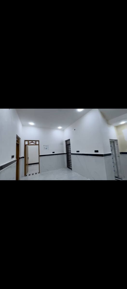 سلام عليكم بيت طابق واحد مساحه 100متر مربع 
بناء حديث درجه اوله 

يحتوي البيت على صاله +اثنين غرف +صحيات 

مطبخ +طارمه +منور 

العنوان.      ميسان الماجديه      دوانم مال شارع 20

رقم الهاتف *********** متوفر واتساب عمارة, ميسان
