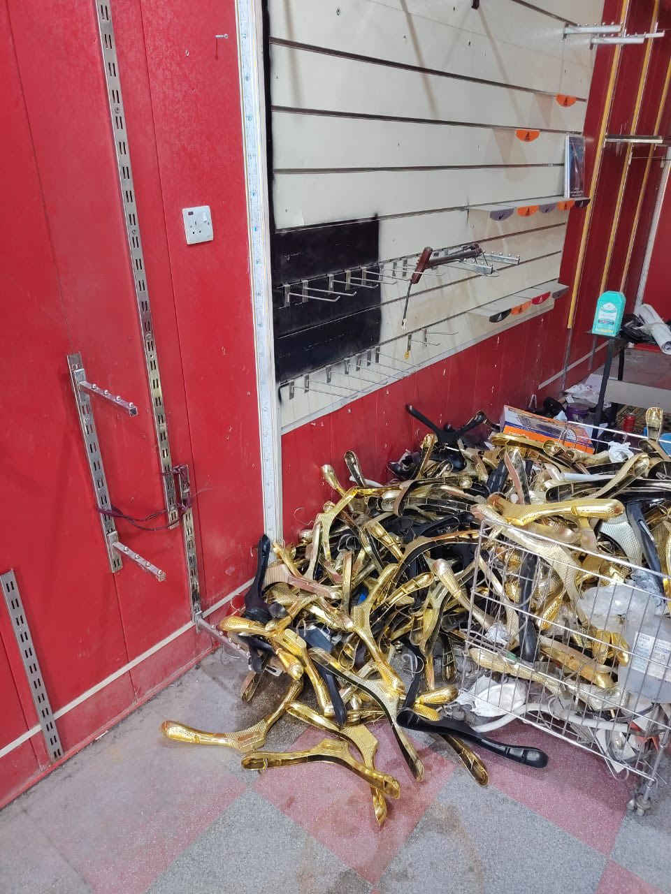 ملكانات عدد ٤
سعر الواحده ٥٠ الف
تعاليك + ستانات ستيل سعر القطعه ٥٠٠ دينار الشراي يتصل على الرقم ***********
