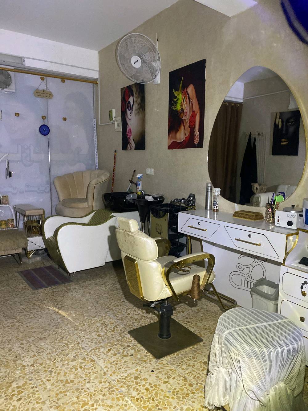 💇‍♀️ للبيع صالون مع جميع أغراضه

📍 الموقع: النجف – بداية حي ميسان، قرب أسواق دينار ودينارين، داخل مجمع الرحمن التجاري.

✨ اسم الصالون: نازك بيوتي.

💰 السعر: 6 ملايين دينار، وقابل للتفاوض بحدود المعقول.

للاستفسار والمعاينة، راسلني على الخاص.