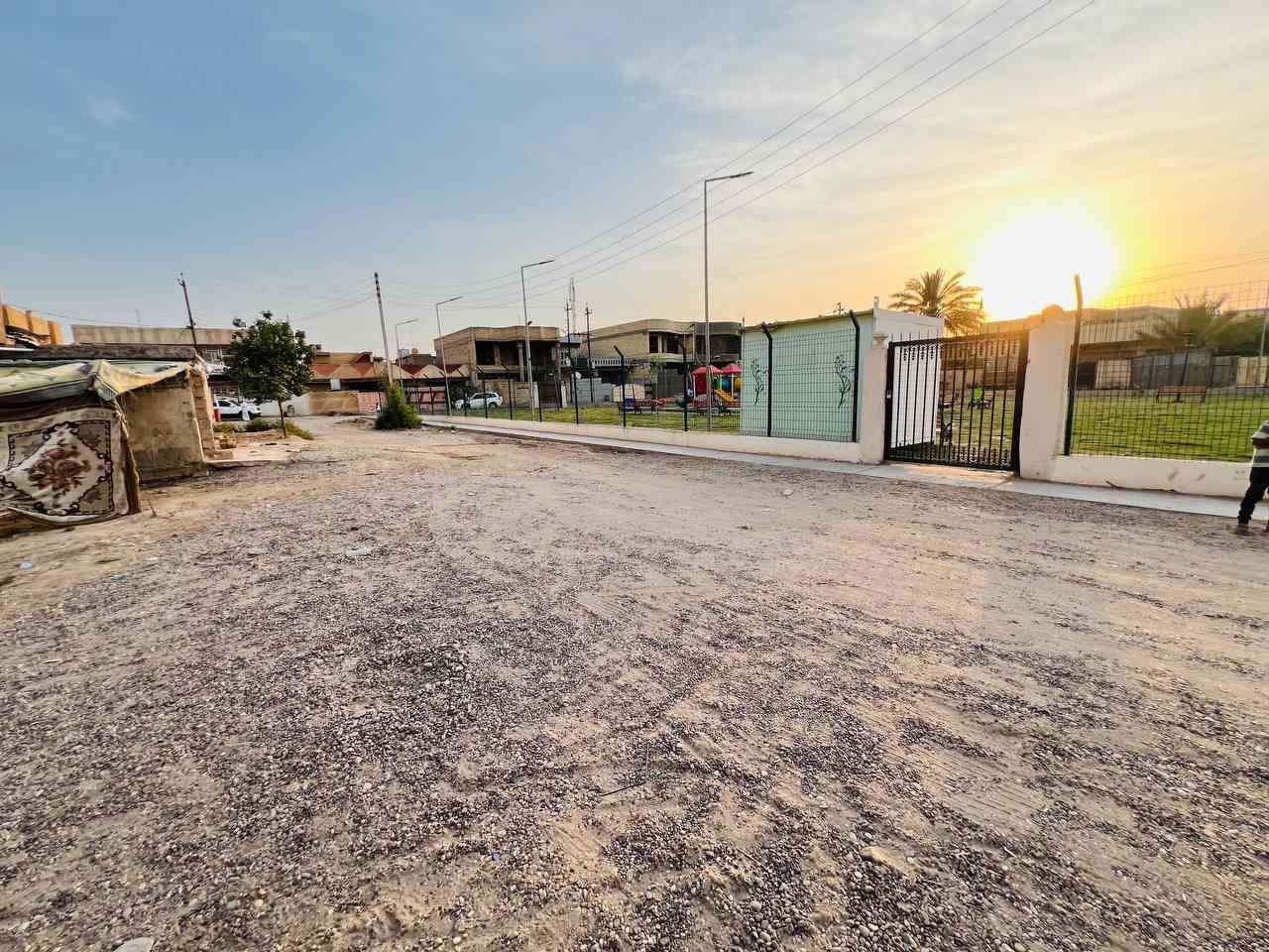 #متاح_للبيع
قطعة أرض طابو ملك مساحتها ٣٠٠م مقابل البلدية وجها صاير ع المنتزه الجديد ماء و كهرباء ومجاري واصلها وحته تبليط راح يوصلها صايرة بصف الركن مكان حلو ومرتب 

#للإستفسار_الاتصال_على_الرقم_التالي 

***********
