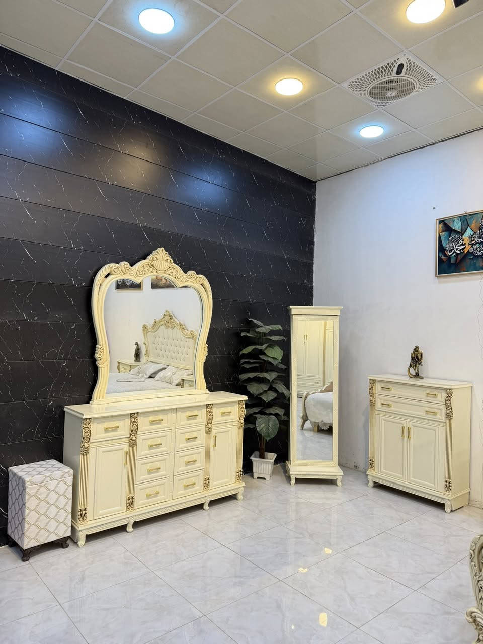 موديل (  هيلين ) اللون اوف وايت وتعتيق كريمي 

شركه المرتضى للاثاث العراقي تقدم  موديل نجاره عراقي والديكور والتصميم  مصري

ضمن وجبة الدرجة الاولى 

سعر التخفيض  3 ملايين و150 الف فقط

غرفة 6 ابواب طابقين ملحق

تتكون من 11 قطع

وجه الكنتور يكون  ان دي اف  6ملم
داخل الكنتور صاج  طبيعي 4ملم 

راس العالي والناصي زان مصري 
لف الابواب زان مصري

ظهر الكنتور جرجوبة براغي 

القاعدة الارضية للكنتور بلوك بورد

ارتفاع الكنتور مترين و70سم 

عرض الكنتور 3 مترات و30 سم

عرض الكنتور مع زاويه الملابس 4 امتار و50 سم

السرير طبقة بلوك بورد

ضمان 5 سنوات من ناحيه الصبغ والشغل 

السعر الحالي/ 3/150معه الشد  والنقل  كامل

خدمت استبدال الغرف القديمه ونطيكم غرفه جديده معه إلاتفاق على الفرق

خدمة الشد والتوصيل مجاناً لجميع محافظات العراق 

العنوان / بغداد الجديدة قرب البريد 

***********

***********
