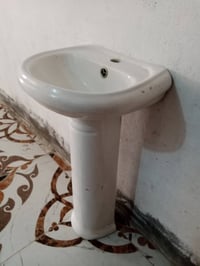 مغسله حجم صغير بعدها بترابها مامستخدمه ابد+ماطور ماء نضيف وشغال وكلش ز...