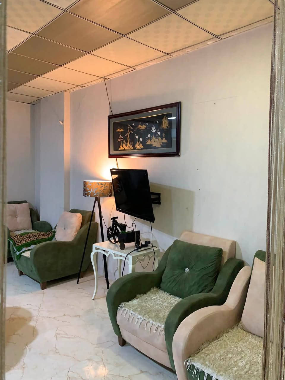 🏠 شقة "سوبر ديلوكس" للإيجار في مجمع كامراني – سكن النخبة!
هل تبحث عن الفخامة والراحة في موقع استراتيجي؟
نقدم لكم شقة بتصميم VIP ومساحة واسعة (136 متر مربع)، مأثثة بالكامل بأرقى التجهيزات (سوبر ديلوكس)، جاهزة لتكون منزلك المثالي.
لماذا هذه الشقة هي خيارك الأفضل؟
 تأثيث فخم: ديكورات حديثة، أثاث سوبر ديلوكس، وتجهيزات متكاملة لكل ما تحتاجه للسكن الراقي.
 موقع مثالي: على الشارع الخدمي مباشرة، مقابيل الـ 120، في مجمع كامراني الراقي.
 مساحة رحبة: توزيع ذكي ومساحة 136 متر تمنحك شعوراً بالراحة والوسع.
لا تفوت الفرصة، للاستفسار والحجز يرجى الاتصال على:
📞 ***********
