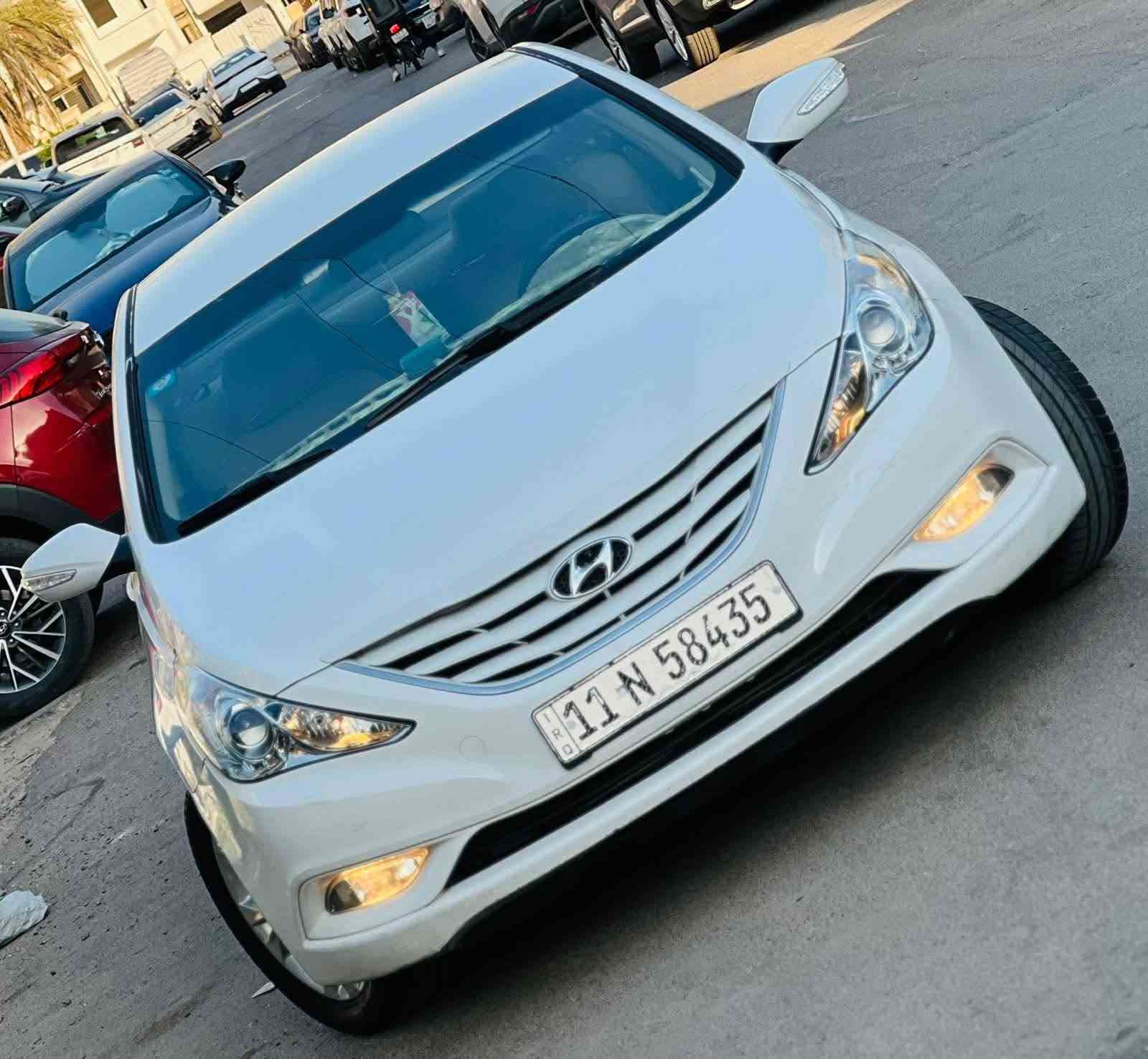 السلام عليكم عندي سوناتا ٢٠١٣ خليجي رقم بغداد الدولي
 جديد بسمي تحويل ثاني يوم سياره جديده وجاهزه مابيها اي نقص مكفوله كفاله من الصبخ والضربه حتى دعاميات بلاديه 
فقط مكانين صغار بارد محرك ٢٤٠٠ دوش مكينه وكير ممفتوحات 
مواصفاتها 
شفتات بل ستيرن 
تبريد قطعتين 
كشن كهرباء 
ايكو 
اي بي اس 
شاشه كاربلاي 
كامره خلفيه + اماميه 
ويل كروم 
حساس خلفي 
تحكمات فول 
داخل عسلي 
حاكيه بلوتوث 
اشاير بل مري 
مري شفط 
تبريد ثلاج 
حداديه نضيفه 
سياره جديده وجاهزه 
مكان السياره بغداد 
عارضها ب ١٢٧ وبيها مجال للشراي 
وهذا رقمي 
***********
