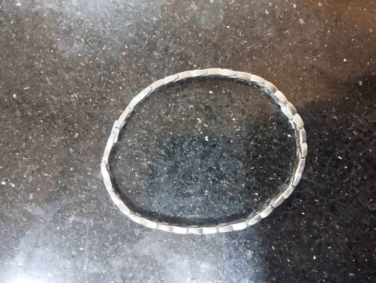 السلام عليكم
سوار مستخدم بالة تيتانيوم  طلاء روديوم 
طبي يستخدم لإزالة الطاقة السلبية
السعر 45 الف 
متوفر توصيل إلى كافة المحافظات
*********** تواصل واتساب فقط
