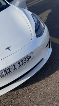 تسلا 3 2023 حادثها يخبل موضح بالصور حافة جاملغ خلفي +حافة الصندوق فقط ...