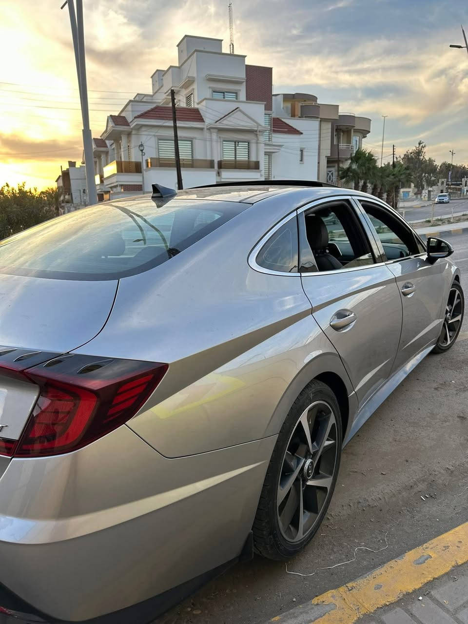 السلام عليكم
سوناتا 2021
فول مواصفات SE بلاص 
مكينه 16 تيربو
بانوراما شفتات مضخم سماعات دشبول الكتروني بيها تشغيل عن بعد تحديد مسار نقطة عمياء وبيها مواصفات بعد
كشنات هيتر 
مكينه وكير ابشرط
هزه وسنويه جديده 
ماشيه ٦٠الف 
ضرر ربع بوند صبغ جاملغ بارد خفيف يم لايت شرط اللايتات اصلي ضرر سطحي وحيل خفيف
سياره جديده حيل بدون ملاحظات  
السعر ١٦٨ بيها مجال بسيط 
مكان السيارة الموصل 
للاستفسار 
***********
