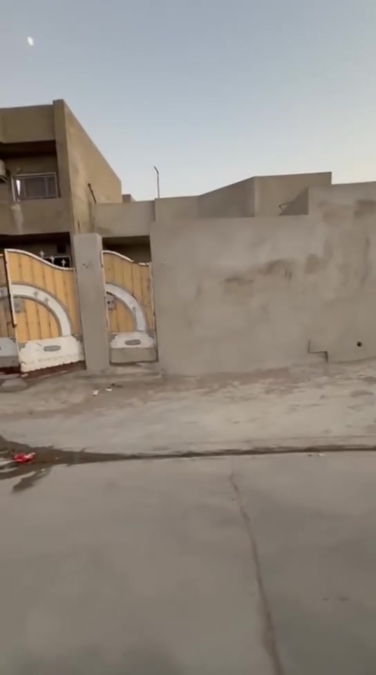 بيت للبيع في حليله هذا البيت  مساحته 250 متر سعره 55 مليون  وبيه مجال  البيت مثل ما تشوفون بالتصوير موجود يعني مصبوب رقم الهاتف *********** 
***********
