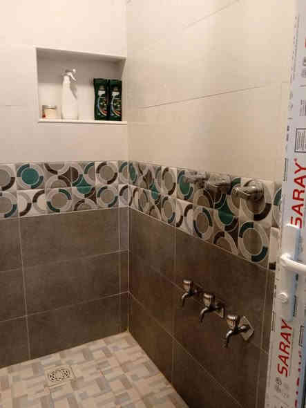 بيت امامي طابقين مساحه 100م بناء حديدث شغل درجه اولى حي الفداء شارع ابو لبنان  مقاطعه 22 كافت الخدمات سعر 160 وبي مجال فقط نقد ستفسار *********** ناصرية
