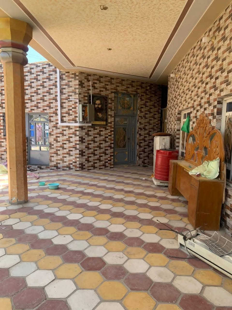 ع بركة الله
البيت للبيع  ( طابو صرف ) المساحة الكليه اكثر من ٣٠٠ متر  واقع حال والمساحه بالطابو ٢٩٨ م ولا توجد اي مشكله بحدود مساحة البيت
 
العنوان : 
قضاء كرمة بني سعيد شارع ابو اثير المضمد خلف السوك مباشرة خدمات كامله ماء كهرباء مجاري يحتوي على دوانيه خارجيه ٩ ×٤ وساحه وطارمه وحديقه وصحيات خارجيه 
وتم ترميم البيت حديثاً 
ويحتوي على مدخل ٣×٤
ويحتوي على ٣غرف ٦×٤ 
مع استقبال ٧×٥ ونص
مع مخزن خارجي 
ومطبخ حار وبارد 
صحيات حمام داخلي وحمام تواليت خارجي 
مساحه بمدخل البيت تحتوي على حديقه والباقي ارضية شتايگر 
البيت صالح للسكن 
 كل البيت معجون درجة اولى وصبغ مواصفات درجه اولى 
السطح عازل للحراره  
١ خزان ماء سعة ١٠٠٠ لتر داخلي 
١ خزان ماء سعة ١٠٠٠ لتر خارجي

الاستفسار الإتصال ***********
