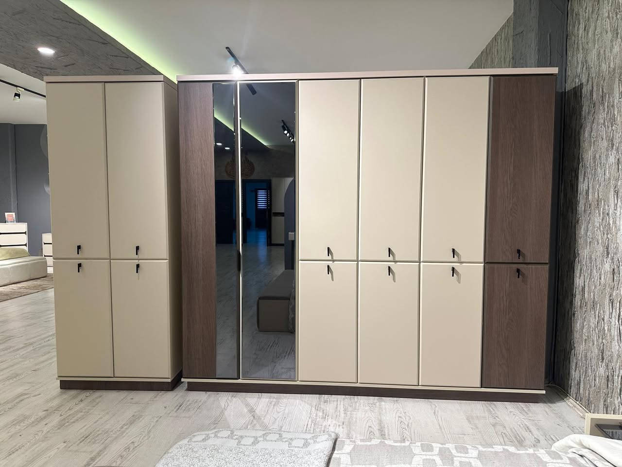 اكتشفوا روعة غرف النوم الفاخرة عندي! أجواء هادئة وتصاميم عصرية تناسب جميع الأذواق. زوروا معرض شيخ  أو تواصلوا معي لمزيد من التفاصيل. كل غرفة تحكي قصة راحة وأناقة!
عنوانا كركوك سائدين بنجاعلي قرب ملعب الشورجه الاولمبي 
0770 911 9095
0751 887 4550
