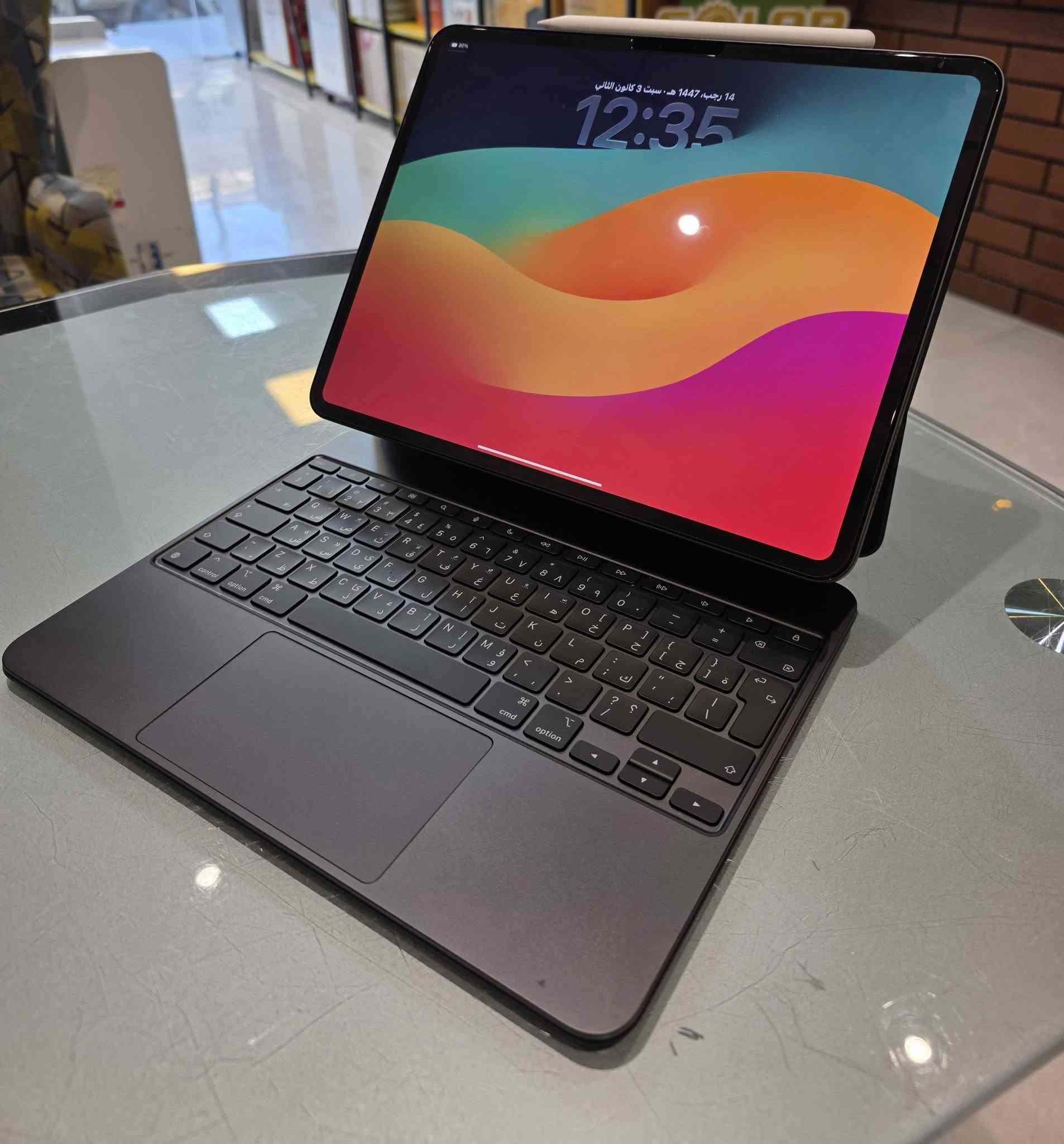 السلام عليكم ايباد M4 / 13 مع الكيبورد الاصلي والقلم الاصلي الجهاز مع الملحقات ضمان ماستر الجهاز جديد مشحون ٢٢ مره فقط البيع كامل مع الملحقات ***********
