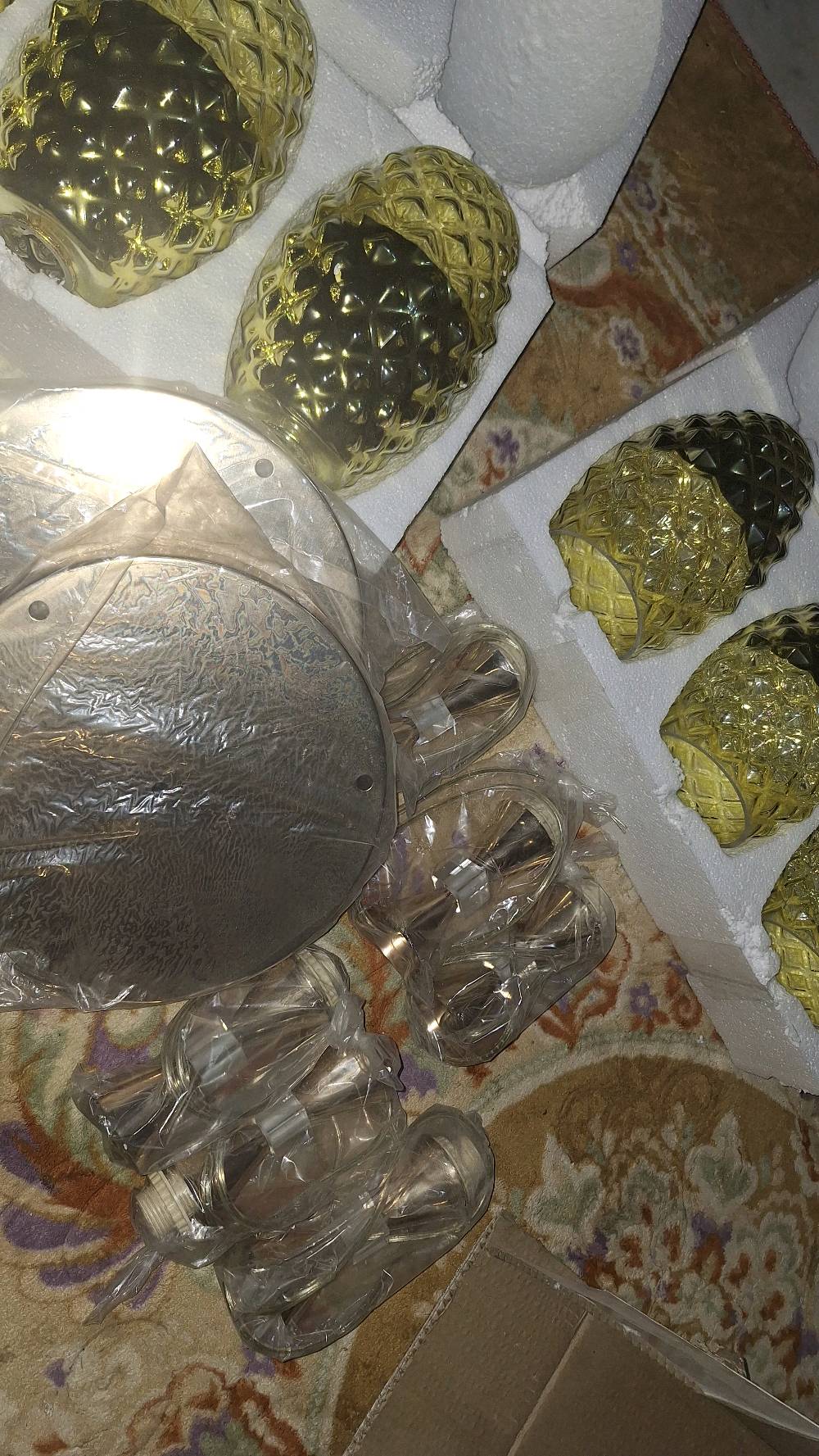 زوج ثريات ذات تصميم مميز وحديث صناعة الصين متوسطة الحجم وذات اضاء عالية صفراء السعر 100 الف دينار عراقي فقط
