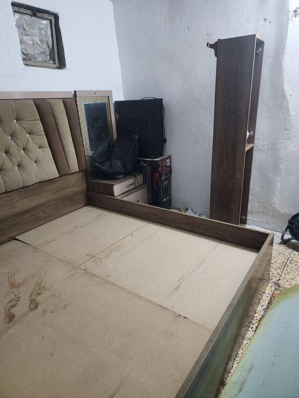 غرفه نوم ٩ قطع تركي اصلي 
مستعمله بس المري تحتاج تصليح وصيانه 
نظيفه مابيها كسر 
العنوان حي جهاد الامانه 
ملاحظه الغرفه مفصخه. 
لان جبيره والمكان صغير 
سعر ٣٠٠ وبيها مجال 
***********
