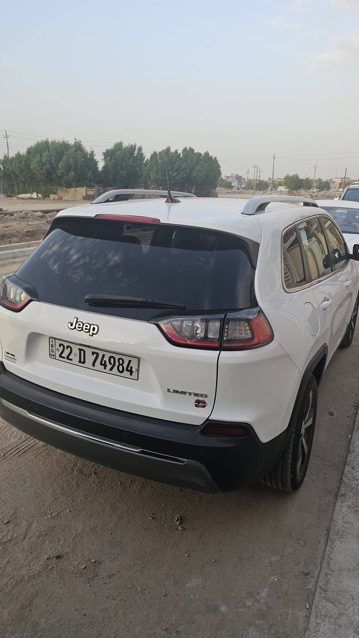 جيب شيروكي موديل 2020 فول مواصفات ما عدا التنته محرك 2.4L صور الحادث مرفقه بالمنشور عداد المسافة 104 ألف km السيارة بأسمي السعر 140 ورقة وبيهة مجال 
مكان السيارة بصرة 
***********
