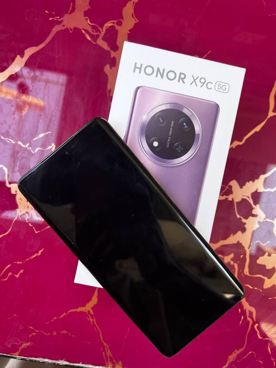 السلام عليكم Honor x9c
الشاشة: AMOLED بتردد 120Hz، ضد الكسر وبسطوع عالي جداً تحت الشمس.
البطارية: عملاقة بسعة 6600 مللي أمبير (تنسى الشحن حرفياً) مع شحن سريع 66 واط.
الكاميرا: 108 ميجابكسل مع مثبت بصري OIS لصور ثابتة وواضحة.
المعالج والذاكرة: Snapdragon 6 Gen 1، أداء سلس جداً بالألعاب والتصفح.
المتانة: الهاتف مقاوم للصدمات والسقوط بشكل خارق، ومقاوم للماء والغبار
النظافة 100%.

السعر 345
التواصل واتساب ***********
