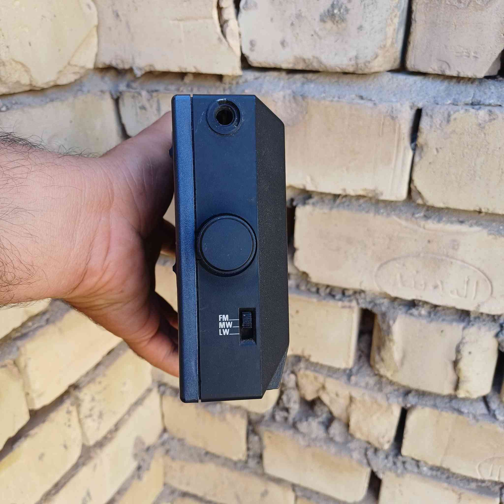 هذا الراديو هو جهاز Grundig Prima Boy 65K، وهو نموذج محمول كلاسيكي من ثمانينيات القرن الماضي.     العلامة التجارية: Grundig، وهي شركة ألمانية شهيرة. المميزات: يعمل على نطاقات FM، MW، و SW، ويتميز بتصميم متين ومحمول


**إذا كنت صاحب هذا الإعلان وتريد حذفه لأي سبب، رجاءا أرسل رسالة إلى الدعم الفني**