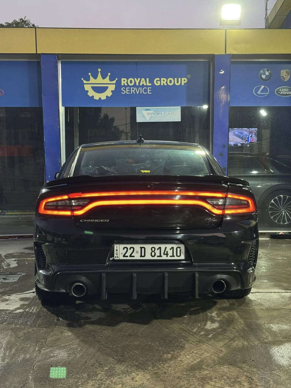 السلام عليكم
جارجر RT للبيع.  موديل 21
المسافه المقطوعه 63 km     
حجم المحرك 5 700
الون اسود. رقم اربيل باسمي
———————

مواصفات السياره شبه فول ماعدا الفتحه
. كشنات كهرباء شاموا احمر باسود 
. حساسات وكامره خلفيه  . شفتات ستيرن     
. تشغيل عن بعد    .تبريد خلفي
. منضومه لايتات متغيره اصليه   

الاضافات والبرمجه
.بلكات مال سكات . تخم تايرت جدد  
. دسكات دبل لنك.  .دفيوزر  . اكزوز بايبH
.حداديه جديد كامله

البرمجه مال استعمال شخصي مو ساحات يعني ستوك
.تقليل صرفيه   .الغاء الدوانز  . شغلات المراوح 

حادث السياره موضح بل صوره وتكدر تشوفه من رقم الشاصي ويمي بيه قطعه +صبغ بنيد وربع الجاملغ فقط ايربكات سليمه كلها
——————-
سياره جديده كير محرك اكسل انطي بلسياره كفاله عامه متصرف عليه 
—————————-
ملاحضه السياره نهائيا منازله استعراض لان اني استعمله استعمال شخصي يعني ابدد ممتعبه 
***********
