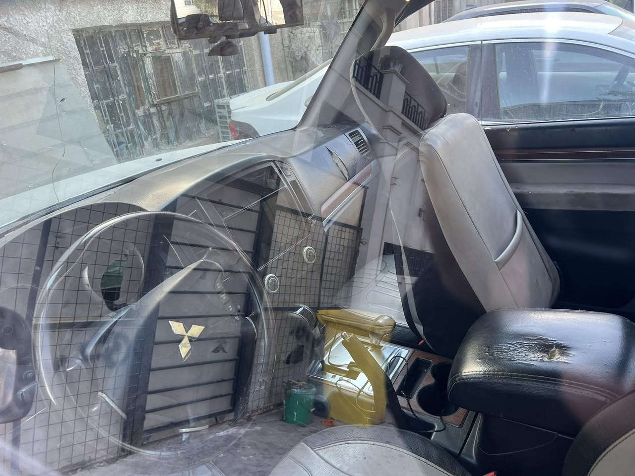 باجيرو للبيع 2008 تك باب مصبوغه عام  ب 88 وبيه مجال
***********
