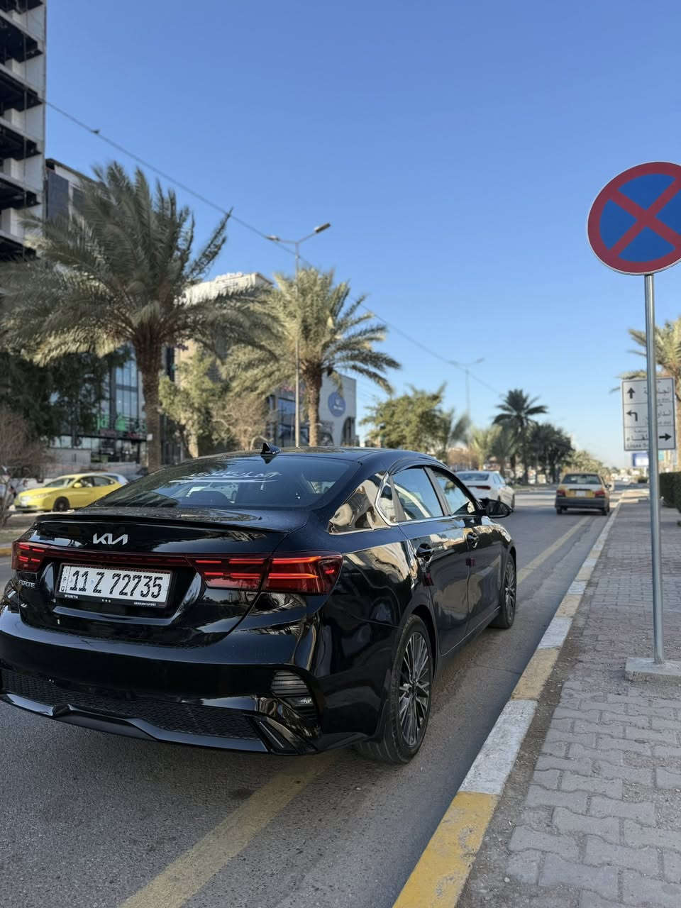 السلام عليكم
KIA FORTE (2023) كيا فورتي 
EX فئة السياره

محرك 2000 

نفاصيل السيارة ....
حادث جانبي بسيط ( باب الصدر و خلف الصدر و بيه بارد جاملغ امامي و خلفي بسيط جهت الصدر )
 ايرباك بردة فقط 
بدون تبديل اي قطعة 
ماشية 36 الف مايل 
كل شي على وضع الشركة بلادي
تبريدها بشرط ( ثلاجة ) باقصى درجات حرارة رقم بغداد باسمي . ثاني يوم احولك
مواصفات السيارة ........
..
كير CVT 
لايت امامي 4 عدسات led
بك لايت خلفي led
حساسات 360 درجة
 فتحه سقف
رادار امامي و خلفي و جانبي
مانع اصطدام امامي
مانع اصطدام خلفي عند الرجوع
نقاط عمياء عند تغيير المسار
حساسات بالابواب للتنبيه عند فتح الباب و سيارة قادمة من الخلف شاشة كبيرة 
حساس اطارات 
تدعم الكار بلي و الاندرويد اوتو
3 وضعيات للقيادة
Normal-Smart -sport
نضام المحافضة على المسار
كروس ( تحكم بالسرعة )
شاحن وايرلس لاسلكي
منافذ للشحن امامية و خلفية
قطعتين تبريد امامي و خلفي
بصمة صندوق خلفي
كامرة خلفية دوارة
اشارات بالمرايا الجانبية 
ندفئة ستيرن
ندفئة كشنات امامي
نظام تنبيه اذا تحرك السير وانت بقيت واكف تنبهك  
ويل كب بلادي حجم 17
نظام ترحيب صوتي
السعر160 وبيه مجال بسيط
مكان السيارة بغداد( الحريه )

0790 272 1936‬
0770 998 9938
