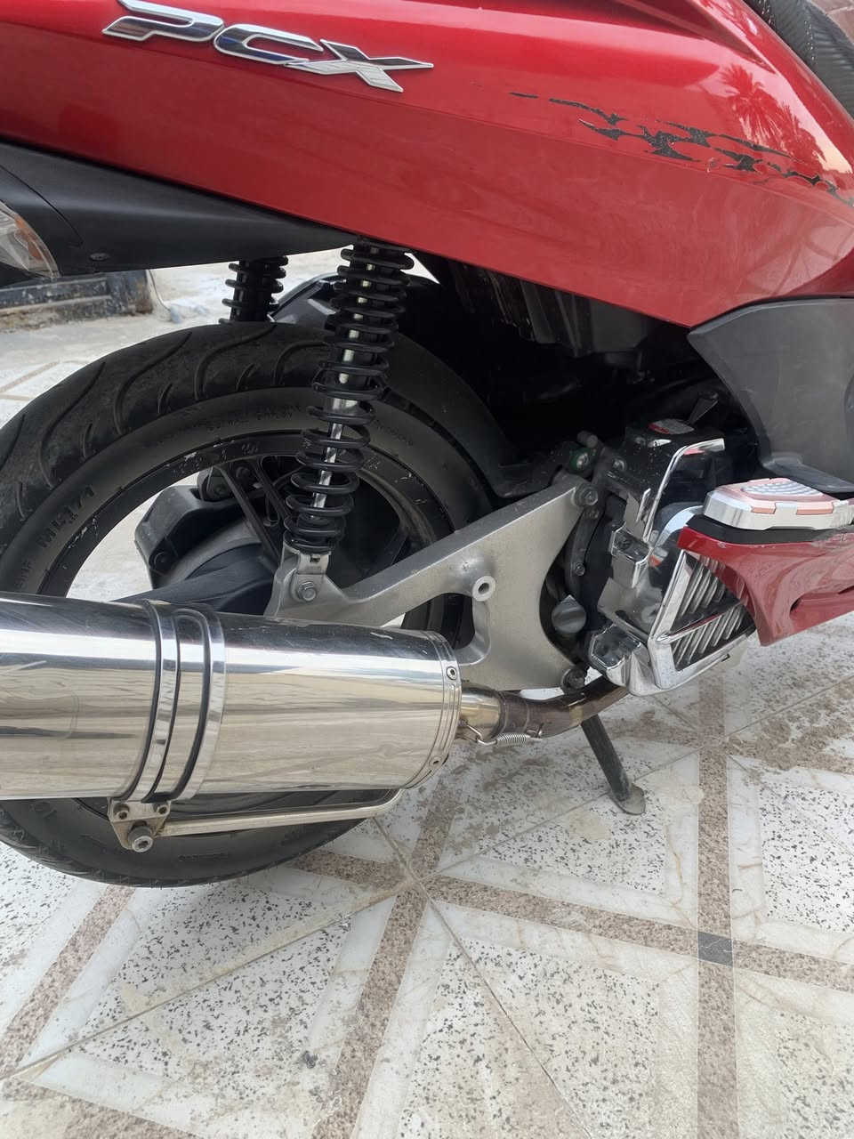 السلام عليكم PCX جيل اول ياباني JF
الدراجة مكفولة من كلشي مكينة  كلجات كفرات حساس ازدحام حساس استاند الدراجة بلادية بيها تزويد من الياباني صالنصه رياضي قبغ راديتر رياضي يدات دوسات رياضي مرايه رياضيه جامة رياضي  شرط المكينة برغي ممفتوح بيها السعر 10 $ وبيها مجال بسيط كلش
مكاني بغداد الغزالية 
***********
