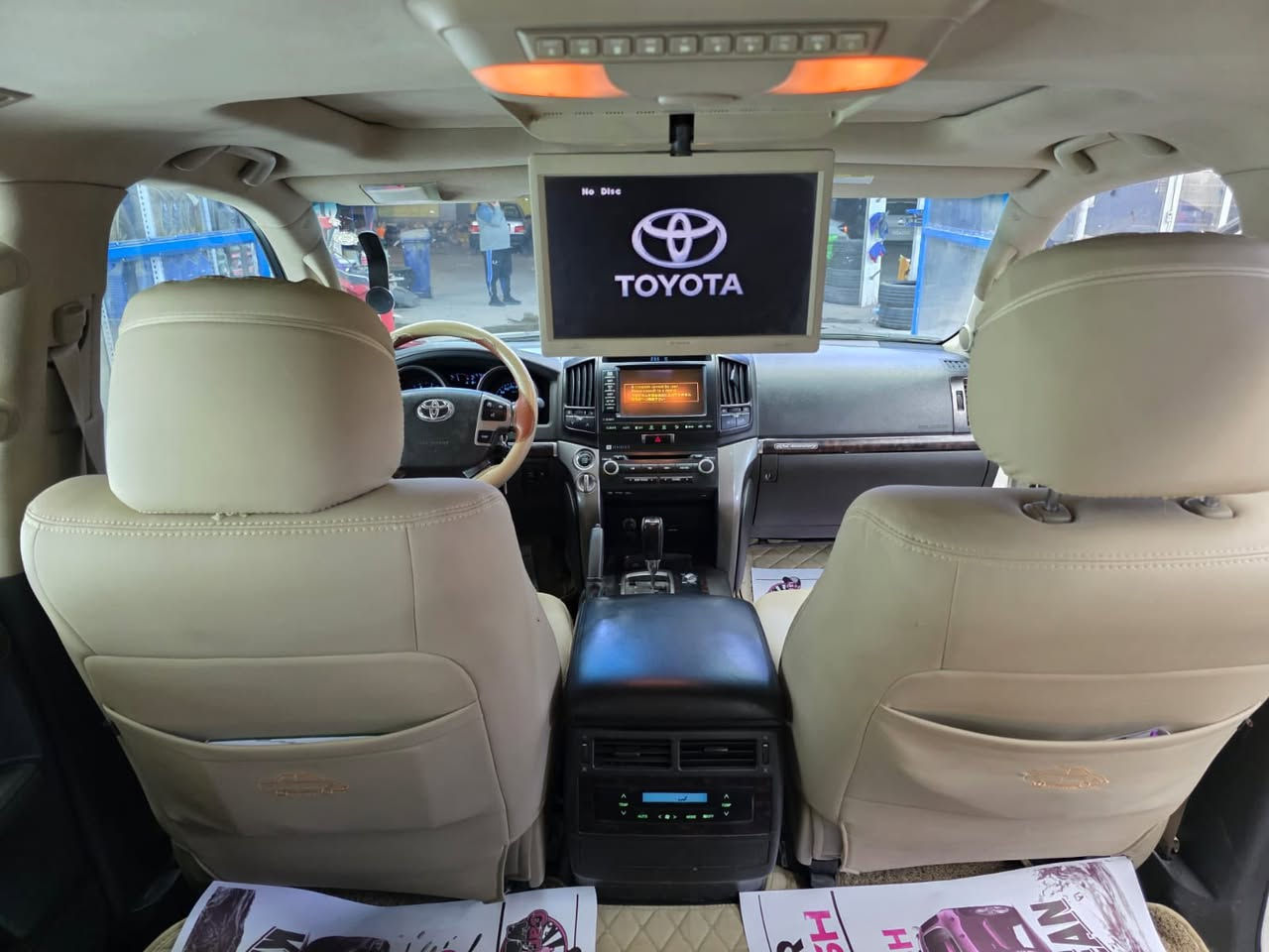 ⁨	مفخرة الارض للبيع 🏎️
لاندكروز vxr 2011 
محرك 5.7 
 اعلى فئه من انظف السيارات بهالشكل 
ماشيه 130.000 كم فقطط‼️
مغلفه ppf بالكامل 
جانلغ مبدل اثر طخه بسيطه شرط الفحص ب اي مكان بدون دواخل ‼️
شاشات 
بصمه 
كراسي جلد
زراك لايت 
فتحه 
السعر 31.000$ قابل للتفاوض 💸
***********☎️
*********** واتس 📳⁩
