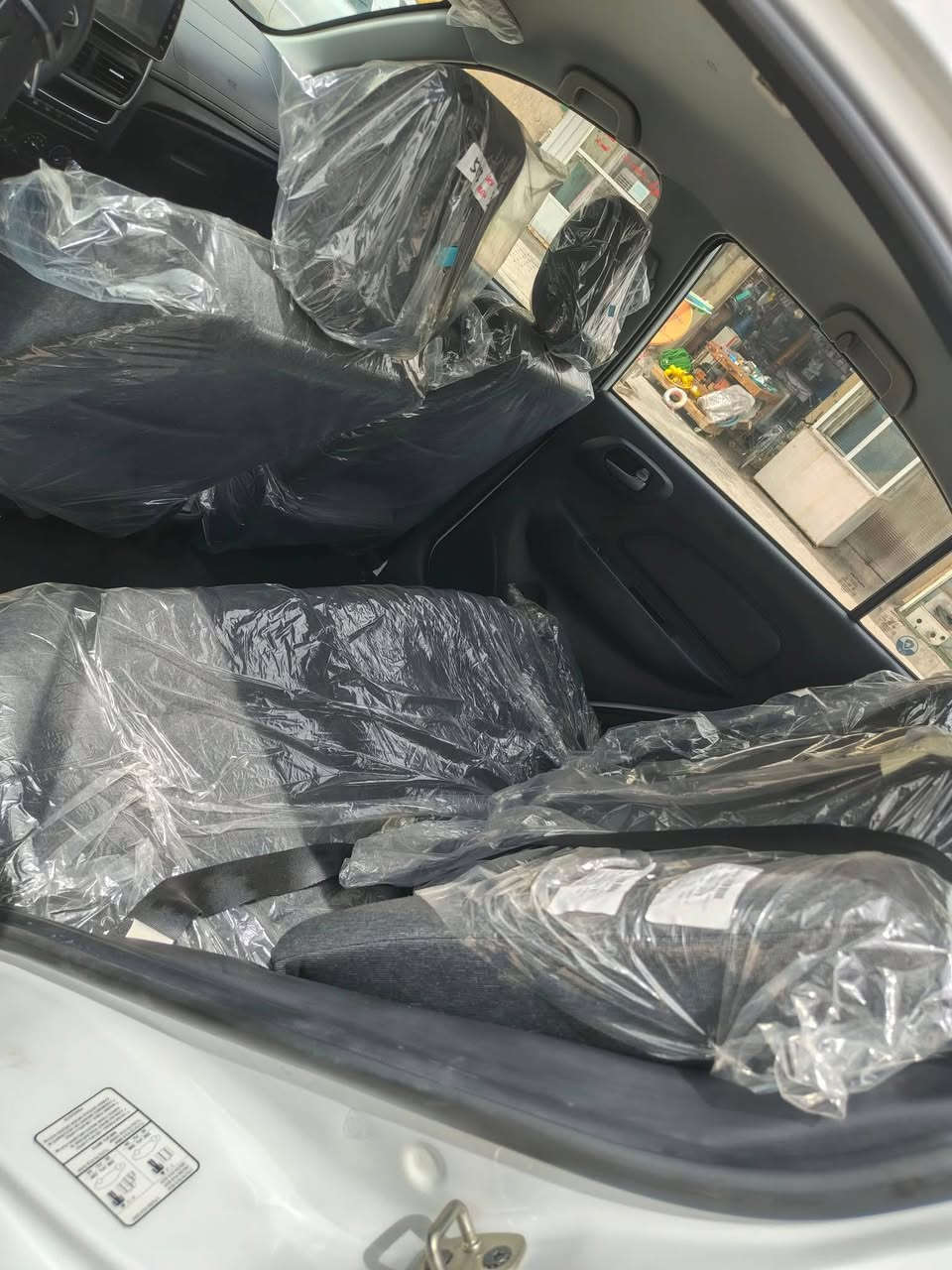 السلام عليكم عيوني بروتون مديل 24 كفالة عامة ماعده كرت صغير بلجاملغ الخلفي صوب الايسر السعر 100 وبيها مجال قليل  ***********
