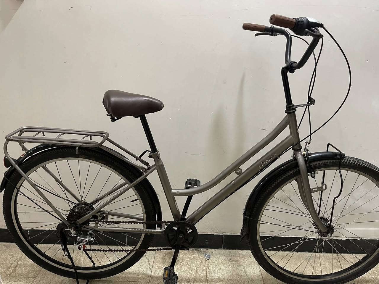 السلام عليكم
باسكل ياباني للبيع كلش نضيف وجديد اي نقص ما بي حجم كبير ابل كير سعره ب 130 وبي مجال 
مكاني بعد حي جامعه ***********
