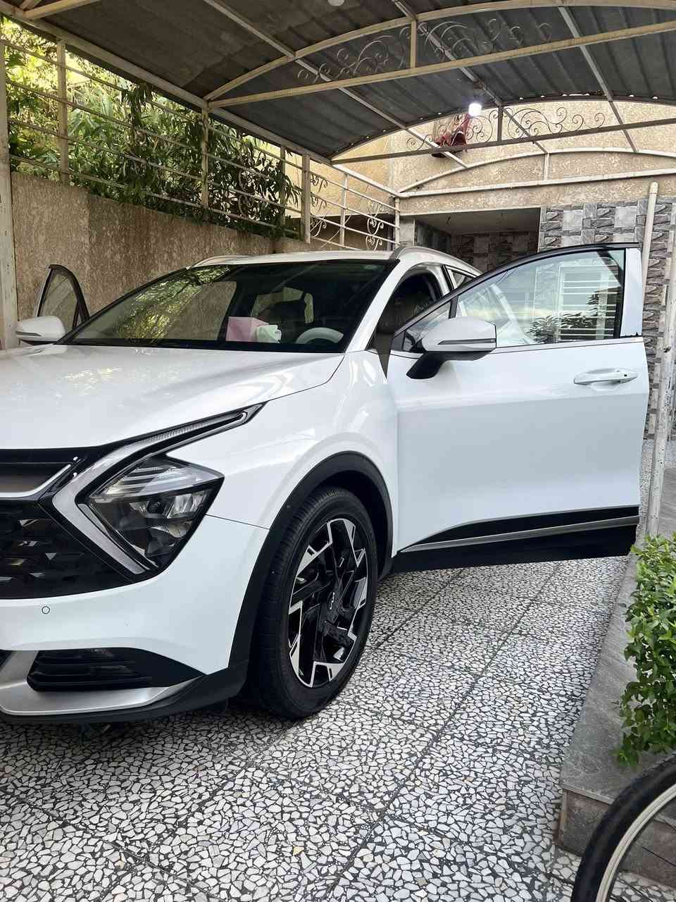سلام عليكم سبورتج شركه الدوليه للبيع نص فول مكفوله كفاله عامه عده طخه بسيطه بباب الخلف السايق موضحه في الصوره
موصفاته 
بصمه تشغيل عن بعد 
حساس امامي خلفي
كامره خلفيه 
دشبول لونين
شاحنه USB
كير عصا
مكينه 2000
السعر :21.500$
الاستفسار /***********
