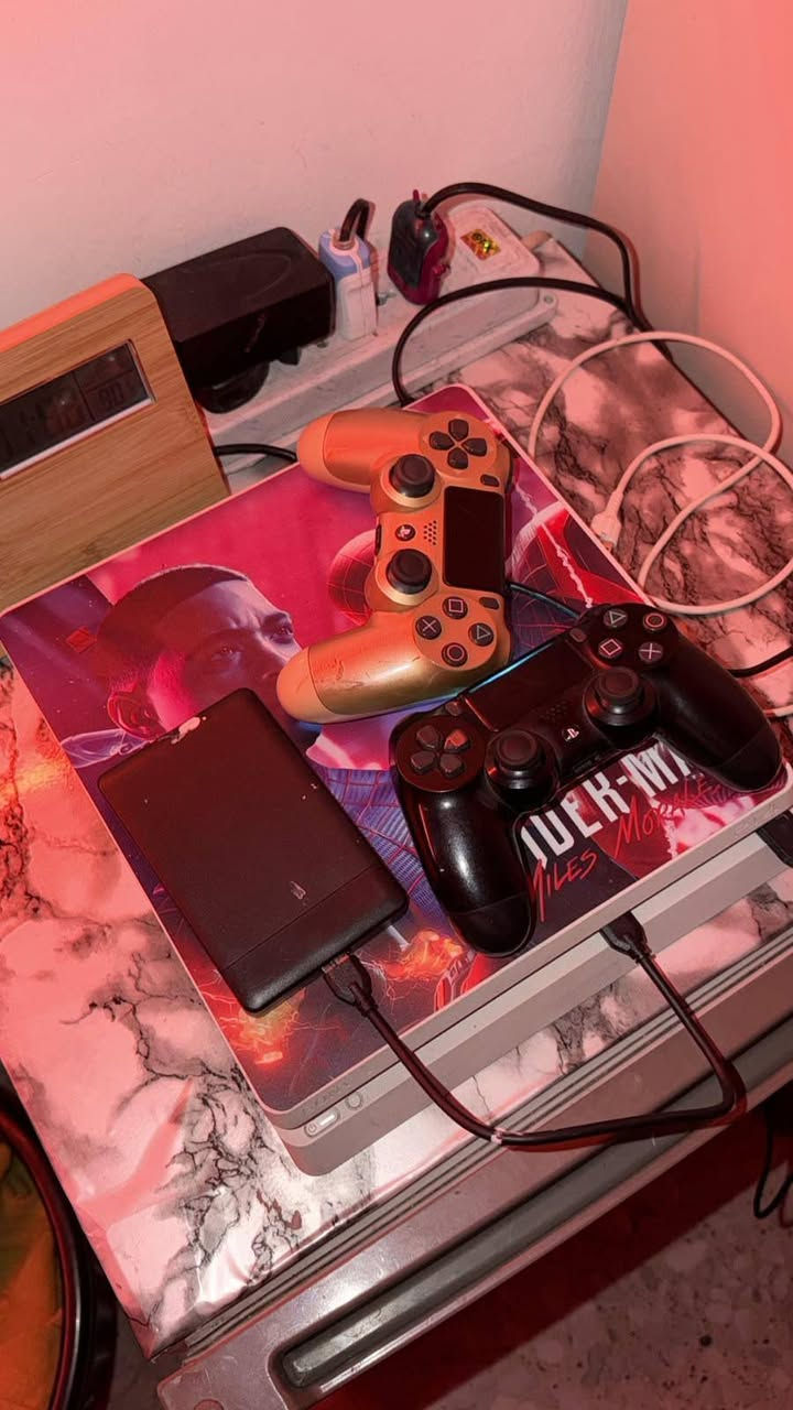 بلي 4 سليم لون ابيض وياه يدات 2 بيه 9 العاب من ضمنهن GTA 5 ولعبة EA Sports FC 26 ولعبة Resident Evil Village مساحة البلي تيرا وربع 
ملاحظة ( نظام البلي 11 ) ملاحظة 2 ( البلي بيه هكر الهكر مالتة قرص يعني مستحيل يضرب تكدر تشيل الهكر وتبقيه براحتك ) 
سعر البلي 350 وبيه مجال للشراي تواصل خاص او الرقم ***********
