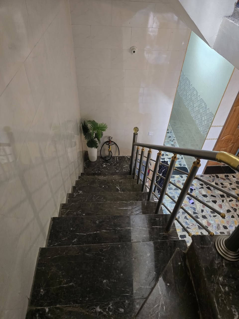 السلام عليكم
بيت للبيع في منطقة (جسر ديالى ) شارع 60 قرب مدرسة الاعتماد
مساحته 105م
بناء حديث يحتوي على طابقين
الطابق الأول غرفة ومطبخ واستقبال وصاله وحمام خارجي وداخلي وترك 
الطابق الثاني غرفتين وصالة وحمام 
المنطقة مبلطة ونظيفة وهادئة وبيها كل الخدمات 
واجهه 7.5
والنزال 15
اتصل على رقم ***********
