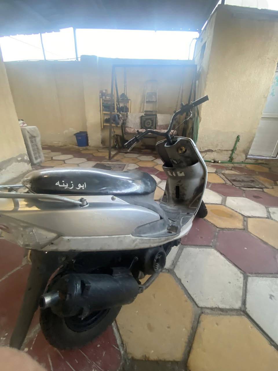 دراجه ماكس قجمه دراجه كامله مكمله ما بيها اي عطل المكينه نضيفه وتجفيت جديد ومضبوط فقط نقصها جبنه ملف بدلها غيره ماكو نقص اكزوز وعينه وغيرها كلشي موجود العنوان البصره المعقل السعر ٤٢٥ وبيها مجال إذا شراي رقم الهاتف ***********
