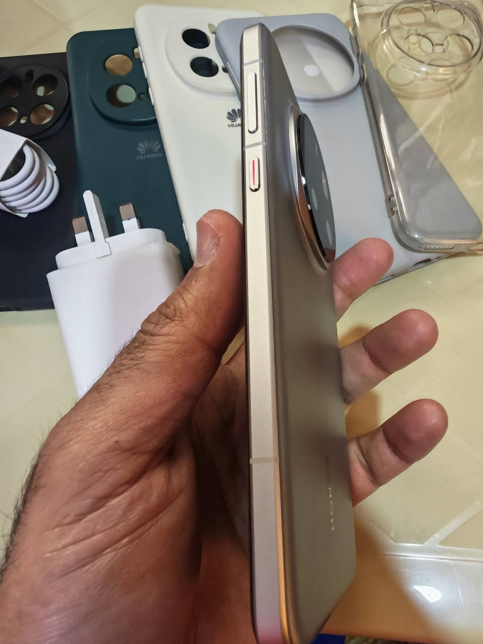 السلام عليكم ورمضان مبارك عليكم
للبيع هاتف هونر ماجك 7 برو المعروف بالمواصفات لون  رصاصي
الجهاز مكفول من اي تصليح او جلخ 
ونظيف جدا جدا
ويا 4 كفرات وعليه لزكه شاشه معتمه
الكيبل مو مستخدم اصلا
والشاحنة استخدماها قليل جدا
لتواصل والاستفسار
***********
مكاني بغداد حي الجامعة
