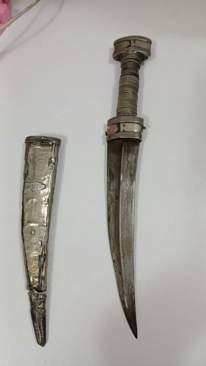 خنجر قديم تلبيس فضة يوجد ضرر بسيط موضح بالصور
السعر المطلوب 350الف


**إذا كنت صاحب هذا الإعلان وتريد حذفه لأي سبب، رجاءا أرسل رسالة إلى الدعم الفني**