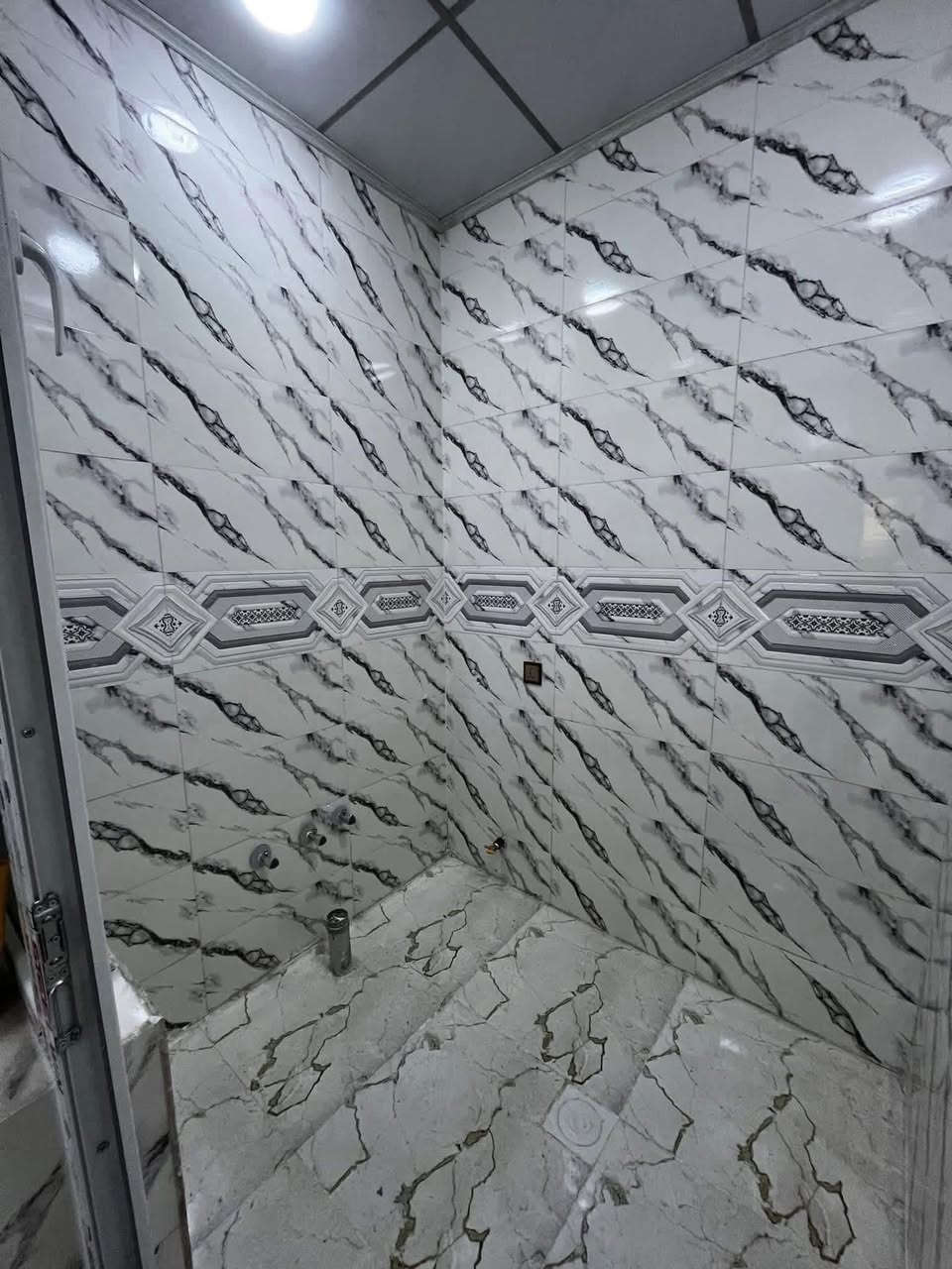 السلام عليكم ورحمة الله وبركاته
شقة للايجار في حي السماح الاركان على شارع 20م

مساحة 100م بناء حديث تحتوي على غرفتين نوم وصالة ومطبخ وصحيات وبيتونه ، مزودة بنظام دكتات وغسالات

قريبة من الاسواق والمدارس والمحلات على شارع 20

للاستفسار الاتصال على الرقم -

***********

***********
