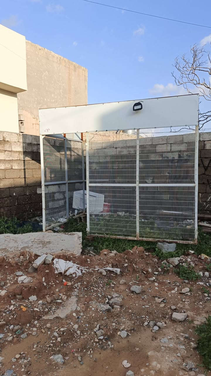 قفص كامل للبيع
السعر 250وبي مجال 
***********
