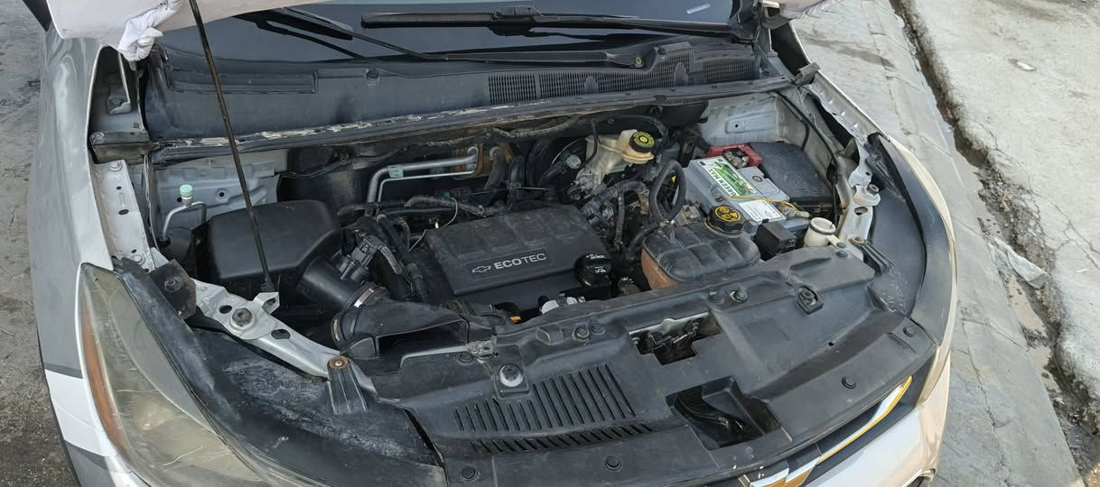 السلام عليكم... 
‏للبيع•او•مراوس.
‏شيفروليه تراكس (Chevrolet Trax).
‏لـــــون:رصاصي فضي. 
‏مــــحرك:1400-تيربو.
‏مــــوديــــل:2017.
‏تبــريد-تــدفــئه. 
‏حادثه:قطعتين بدون دواخل 
‏سنوية البارحه طلعته مشروع وطني تريد تحويل تريد وكاله رقم دولي جديد هزه جديد سنوية جديد... 
‏السيارة جاهزه مجهزه على اخر حبايه تجي تشغل او تطلع او ابد لا ترفع بونيد ولا تجيك على اي شي 
‏ملاحظة:دهن جديد. تايرات جدد. صدر جديد. 
‏السياره صارف عليه بكد شعر راسي...
‏رقم الهاتف:***********
‏العنوان:كركوك-حي عدن
