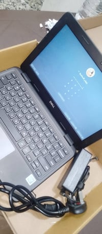 لابتوب جديد للبيع 💻〽️ بالكارتوته ، DELL  ، غير مستخدم لون أحمر  مع شاح...