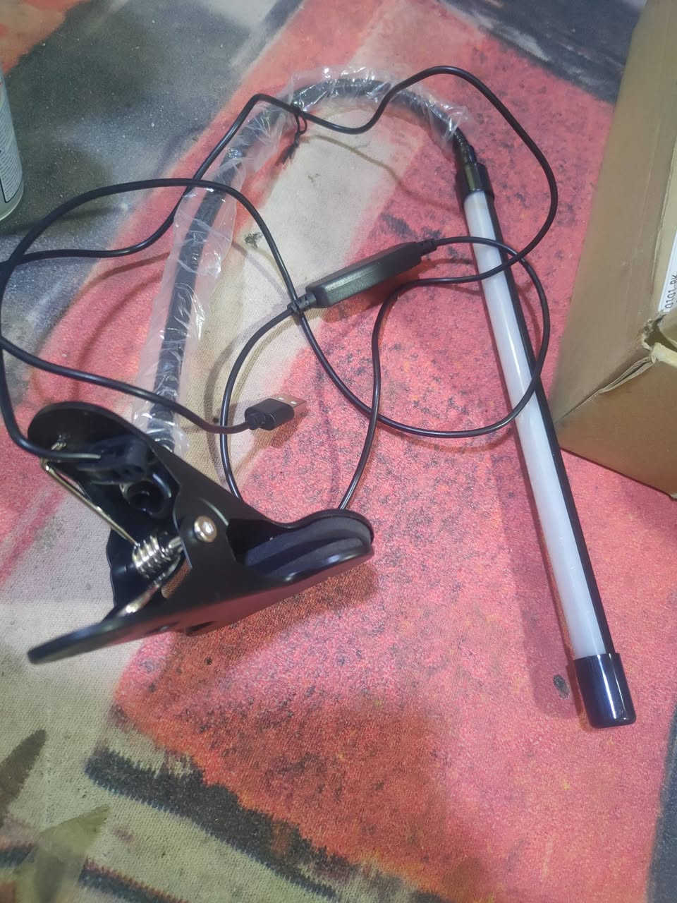 اغراض انارة
مصباح LED مزود بمشبك، ويستخدم عادةً لأغراض متعددة:نمو النباتات: يعمل كضوء لنمو النباتات الداخلية (Grow Light) لتوفير طيف ضوئي مناسب.القراءة والموسيقى: يمكن استخدامه كمصباح لقراءة النوتات الموسيقية أو كإضاءة للمكتب.التجميل: يستخدم أيضًا في تطبيقات التجميل مثل إضاءة الرموش.المميزات: يأتي عادةً مع رقبة مرنة وقاعدة بمشبك للتثبيت، ويعمل عبر منفذ USB.
السعر ١٠ الف


**إذا كنت صاحب هذا الإعلان وتريد حذفه لأي سبب، رجاءا أرسل رسالة إلى الدعم الفني**