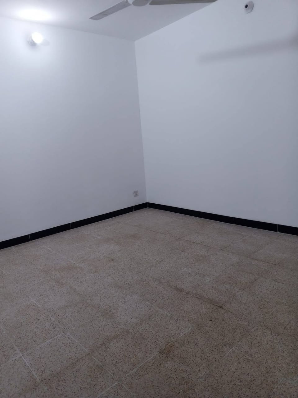 السلام عليكم
اللهم صل على محمد وآل محمد
شقة طابق ارضي فئة B قسط شهري 137الف للاسكان  نظيفة جداً مساحتها 135 مسيجة وبيها حديقة وكراج تحتوي على غرفتين نوم مع كليدور مع مطبخ حار بارد مع صالة 7×4 مع مخزن  مع بالكونات عدد 3 نظيفة جداً جداً   عنوان زين القوس مجمع الشهيدة اسراء مجاور مستشفى التركي الجديد مقابل مجمع الرواد علما الشقة تقع على شارع
ترهم مراوس بمشتمل حسب الأتفاق
للأستفسار الأتصال *********** واتساب أو خاص

بيع وشراء كافة الدور وقطع الأراضي زراعي طابو في واسط
