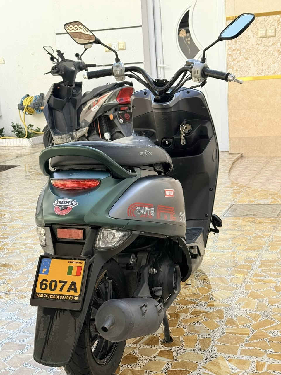 سلام عليكم دراجة نارية للبيع بوليسي ماكس موديل 2023 دراجه كلشي ما مفتوح بيه محرك بعده بلادي دراجه كابريتر مو نوزل شغاله هندر وصلف شرط كرهبائيات كله شغاله تبدل دهن محرك جديد دراجه مثل ما وضحه الك بل صوره بيه بس الكسر بل كفر وجاملغ الامامي مكسور وموجود دراجه شرط تجي وتفحصه بعنيك وشوفه مكان دراجه فلوجه شراي اتصل على رقم الهاتف:-***********سعر دراجه 450الف
