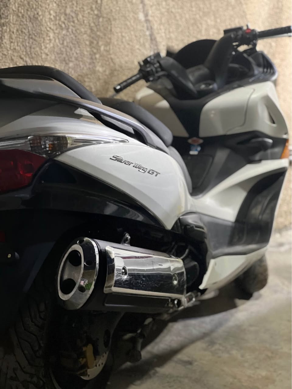 سلفر ونج 400gt  دراجة مكفوله كير مكينه كهربائيات كله مكفول . بيهة ضرر بسيط بلكفر موضح بلفديو
بانزين محسن من يوم الجبتهة لليوم ودهن امزويل
عده كتلوكات كاملة
تايرات برجستون جدد 
ادامة قبل ٤ اشهر مسوي كامله كلجات دسكات نوزلات فيتبم 
منضومه زنون عالي 75wوناصي اصفر 55w
السعر على الخاص او *********** بغداد, العراق
