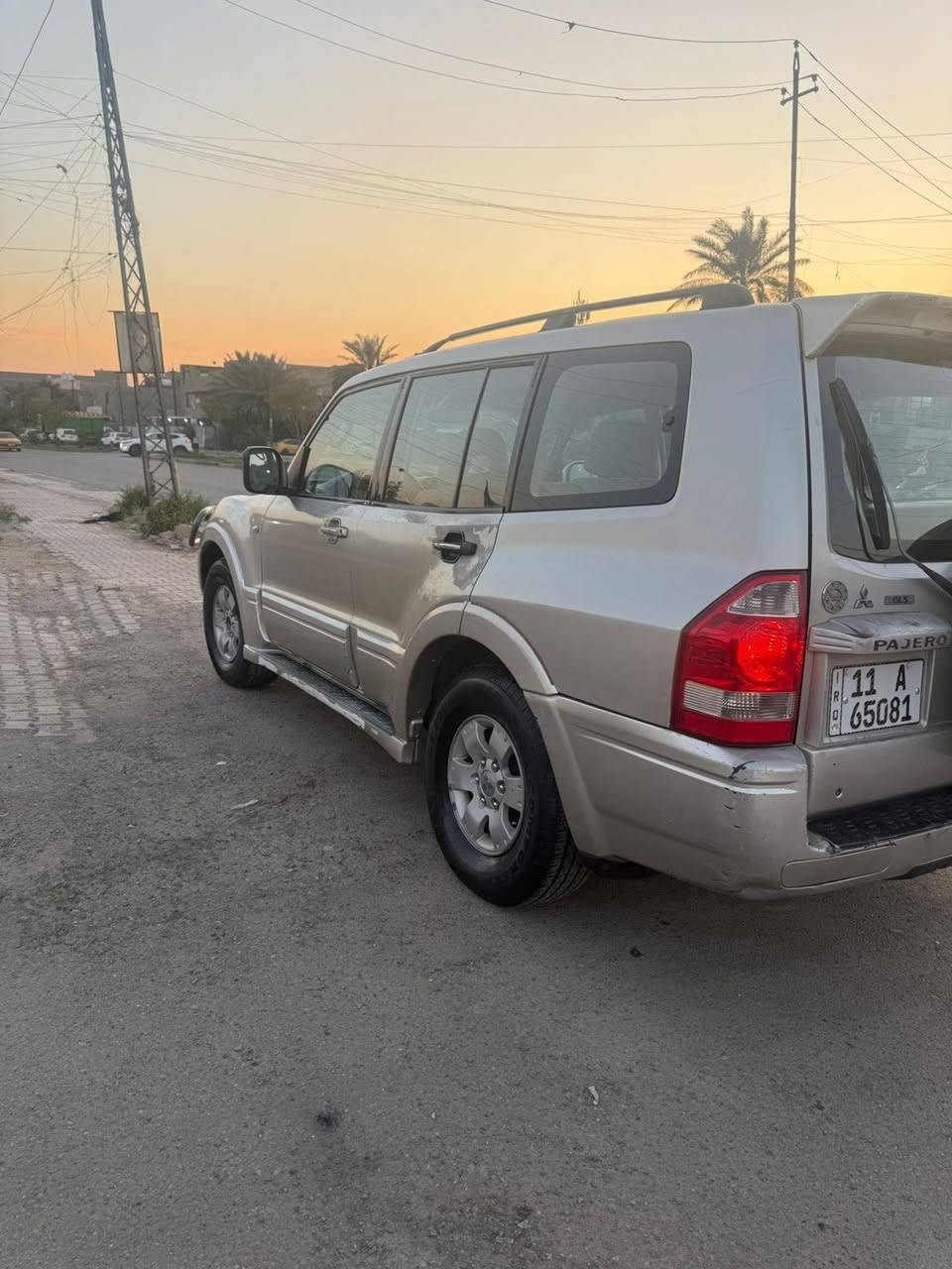 سلام عليكم ورحمة الله وبركاته
ميتسوبيشي باجيرو 2006 حبتور:
- *الحالة:* مكفولة بدون صبغ  بدون تبديل عدا جراد بيها و قطرة  صبغ ما بيهه مكفوله .
- ⁠هزه جديده بهاذ الشهر بأسم صديقي تحويل ثاني يوم 

- *المحرك:*
- سعة 3.8 لتر
- 6 سلندر
- *ناقل الحركة:*
- أوتوماتيكي 5 سرعات
- نظام Sportronic
- *الدفع:*
- رباعي 4WD
- نظام Super Select 4WD
- *اللون:*
- سمائي (سلفر)
- *المواصفات الداخلية:*
- مقاعد بلادية 
- مسجل cd وقارئ اعطال بلاد 
- نظام صوت ستريو سماعات بلاد
- مكيف هواء مزدوج ‏ثلاث قطع تبريد 
- نظام تدفئة وتبريد للمقاعد
- *المواصفات الخارجية:*
- مصابيح بلادية أصفر
- مصابيح ضباب
- مرايا جانبية شفط  كهربائياً
- نظام سنتر لوك
- *الأمان:*
- نظام ABS
- نظام EBD
- نظام ESP
هذه بعض المواصفات الأساسية،
السعر ٩٨ وبي مجال جيد جدا ، او مراوس مكاني كربلاء حي الحر  
***********
واتس اب
