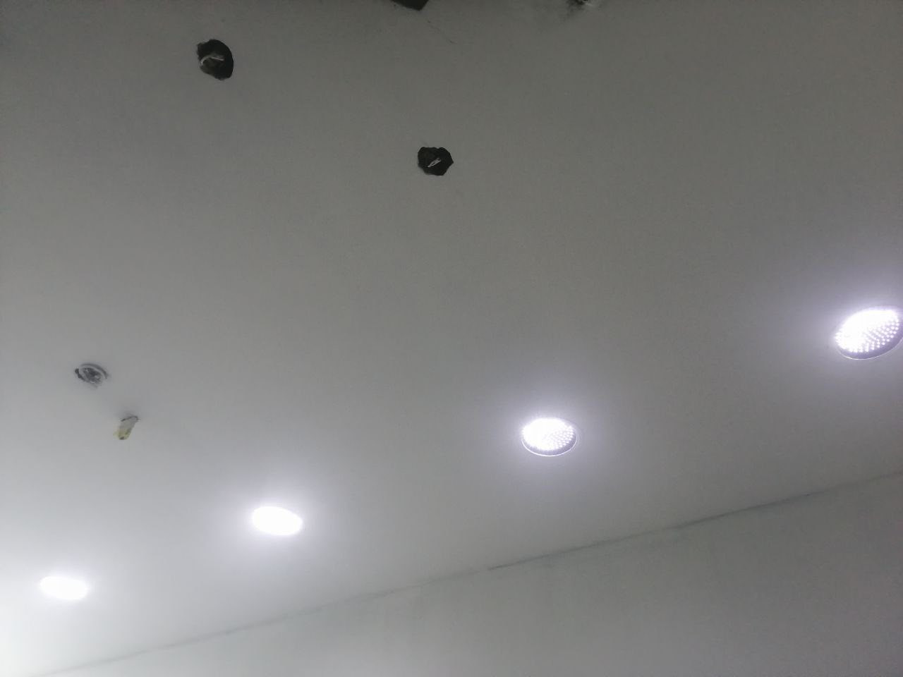 يالله 
نشتغل اصباغً جدار اصباغ حديد بوب شبابيك
سنفره شعندك اني بخدمتك هاذ شغلي وشوف بعينك
علق واني بخدمتك أو اتصل ***********
