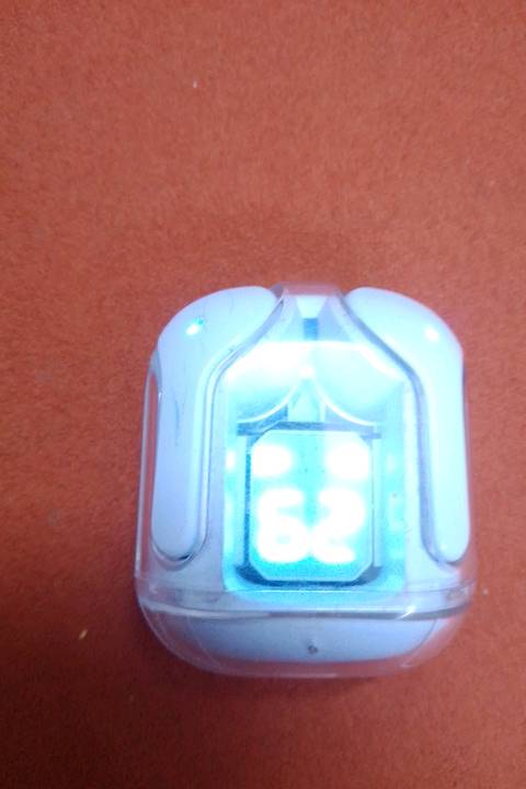 سماعات بلوتوث عالية الجودة بحالة ممتازة مع علبة شحن مرفقة تعرض نسبة البطارية. تصميم مريح وخفيف الوزن لسهولة الاستخدام والراحة أثناء الحمل. مثالية للاستماع للموسيقى أو المكالمات الصوتية بجودة عالية.